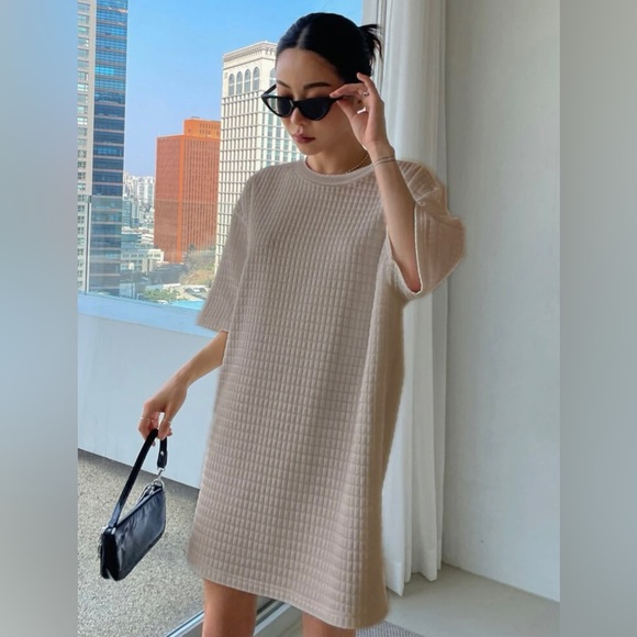 Oversized Textured Dress - Picture 3 of 3